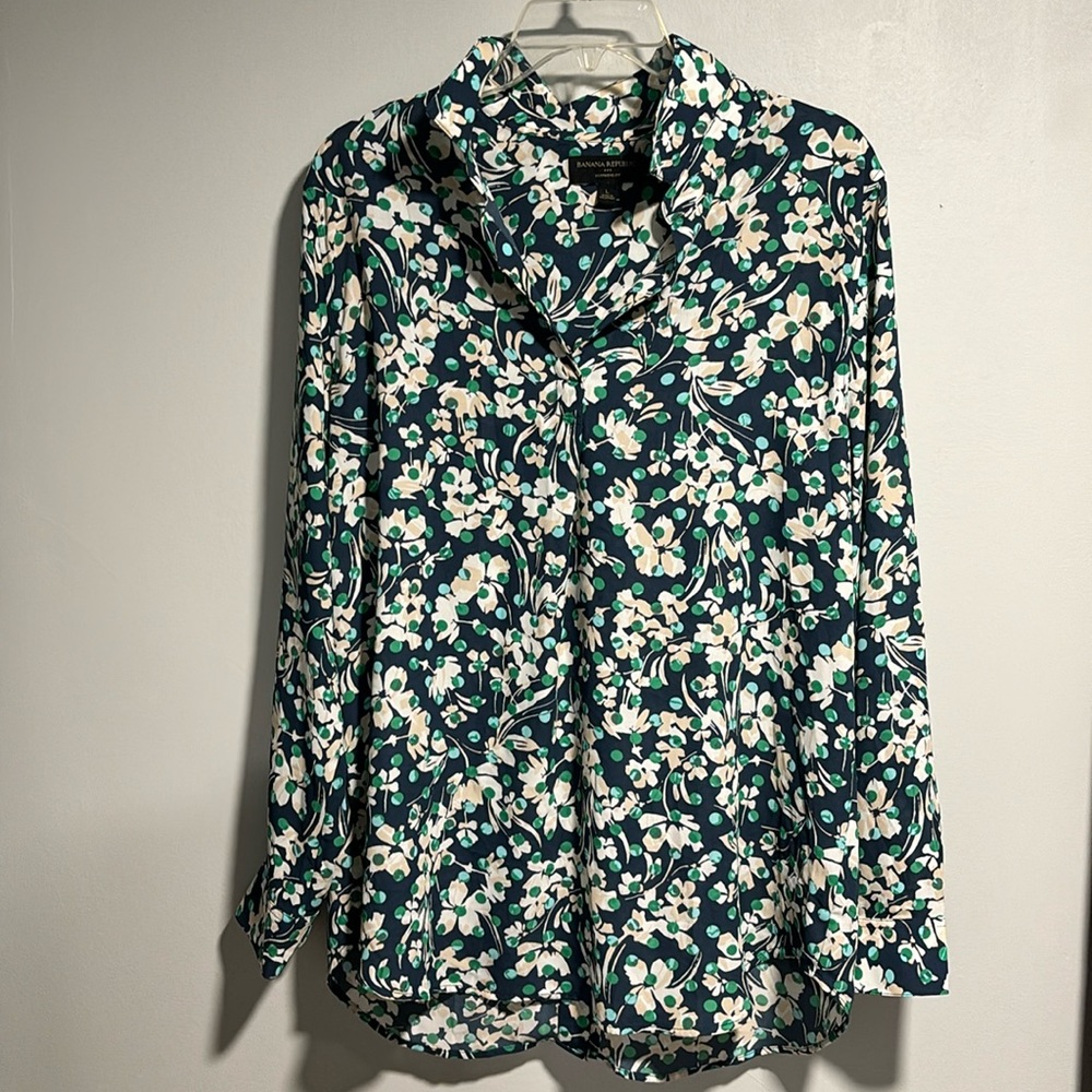 Patterned blouse with open button back